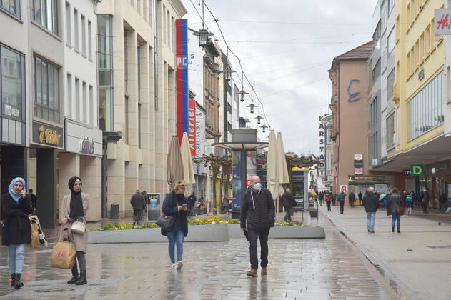 Die Saarbrücker Bahnhofstraße zeigt sich am Donnerstag (11.03.2021) belebt. Das Oberverwaltungsgericht des Saarlandes hat in einem Urteil einige Corona-Beschränkungen für den Einzelhandel vorläufig gekippt. So entfällt ab sofort die Pflicht zur Terminvergabe und pro Kunde sind nur noch 15 Quadratmeter nötig.