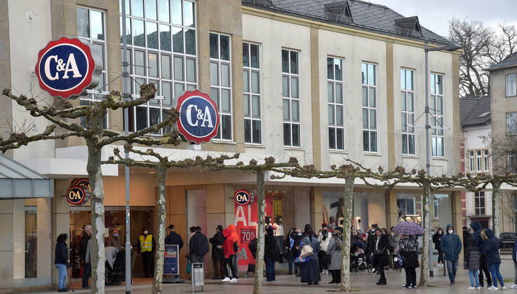 Die Geschäfte sind seit Donnerstag (11.03.2021) wieder geöffnet. Das erste Mal im zweiten Lockdown in der Corona-Pandemie. Hier die volle Saarlouiser Innenstadt. Die Parkplätze sind voll, die Kunden sind in Shoppinglaune. Im Bild: Auf dem Kleinen Markt bildet sich eine Warteschlange vor dem Geschäft C&A.