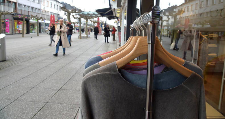 Die Geschäfte sind seit Donnerstag (11.03.2021) wieder geöffnet. Das erste Mal im zweiten Lockdown in der Corona-Pandemie. Hier die volle Saarlouiser Innenstadt. Die Parkplätze sind voll, die Kunden sind in Shoppinglaune.