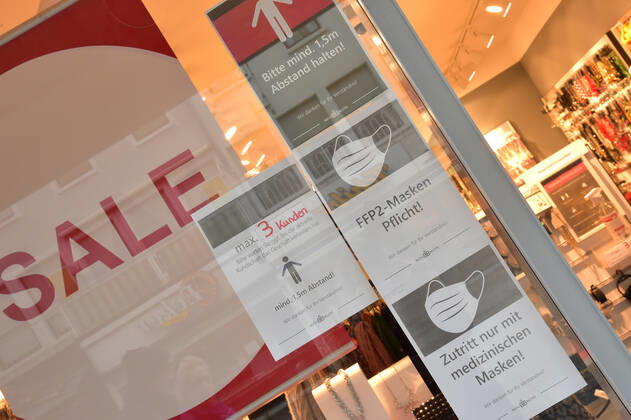 Die Geschäfte sind seit Donnerstag (11.03.2021) wieder geöffnet. Das erste Mal im zweiten Lockdown in der Corona-Pandemie. Hier die volle Saarlouiser Innenstadt. Die Parkplätze sind voll, die Kunden sind in Shoppinglaune.