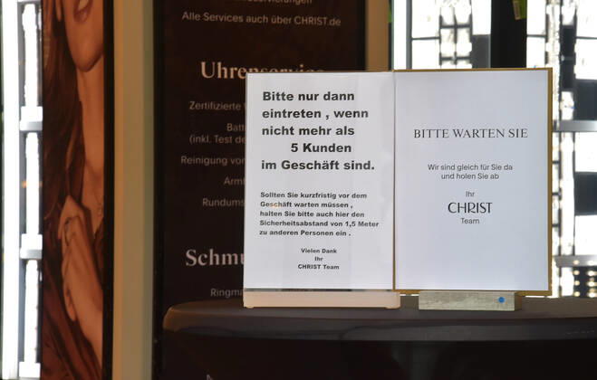 Die Geschäfte sind seit Donnerstag (11.03.2021) wieder geöffnet. Das erste Mal im zweiten Lockdown in der Corona-Pandemie. Hier die volle Saarlouiser Innenstadt. Die Parkplätze sind voll, die Kunden sind in Shoppinglaune.