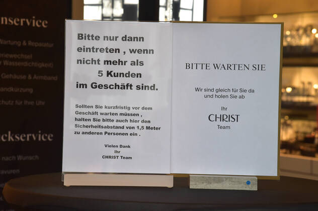Die Geschäfte sind seit Donnerstag (11.03.2021) wieder geöffnet. Das erste Mal im zweiten Lockdown in der Corona-Pandemie. Hier die volle Saarlouiser Innenstadt. Die Parkplätze sind voll, die Kunden sind in Shoppinglaune.