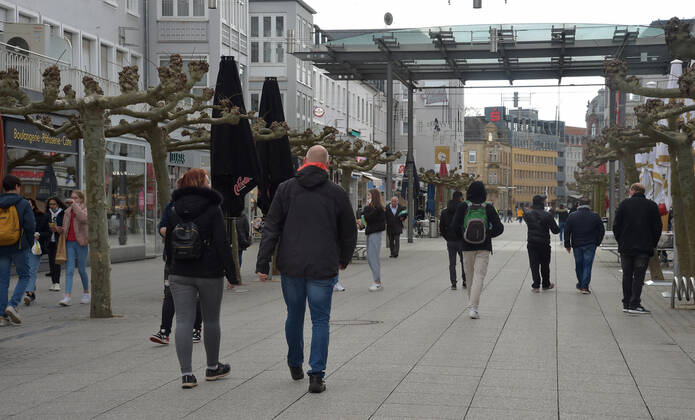 Die Geschäfte sind seit Donnerstag (11.03.2021) wieder geöffnet. Das erste Mal im zweiten Lockdown in der Corona-Pandemie. Hier die volle Saarlouiser Innenstadt. Die Parkplätze sind voll, die Kunden sind in Shoppinglaune.