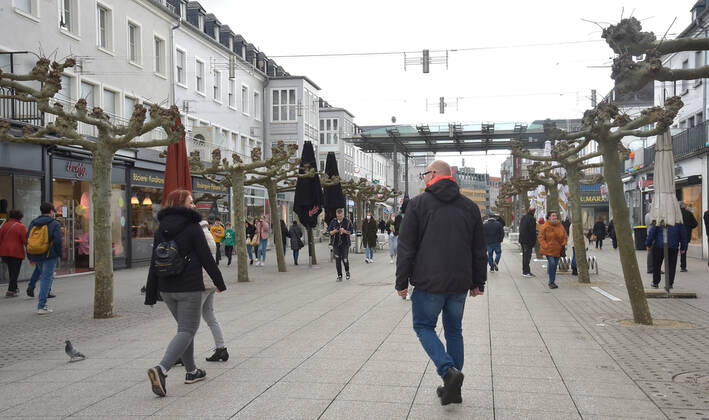 Die Geschäfte sind seit Donnerstag (11.03.2021) wieder geöffnet. Das erste Mal im zweiten Lockdown in der Corona-Pandemie. Hier die volle Saarlouiser Innenstadt. Die Parkplätze sind voll, die Kunden sind in Shoppinglaune.