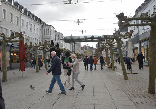 Die Geschäfte sind seit Donnerstag (11.03.2021) wieder geöffnet. Das erste Mal im zweiten Lockdown in der Corona-Pandemie. Hier die volle Saarlouiser Innenstadt. Die Parkplätze sind voll, die Kunden sind in Shoppinglaune.