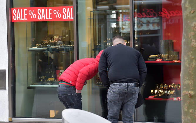 Die Geschäfte sind seit Donnerstag (11.03.2021) wieder geöffnet. Das erste Mal im zweiten Lockdown in der Corona-Pandemie. Hier die volle Saarlouiser Innenstadt. Die Parkplätze sind voll, die Kunden sind in Shoppinglaune.