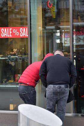 Die Geschäfte sind seit Donnerstag (11.03.2021) wieder geöffnet. Das erste Mal im zweiten Lockdown in der Corona-Pandemie. Hier die volle Saarlouiser Innenstadt. Die Parkplätze sind voll, die Kunden sind in Shoppinglaune.