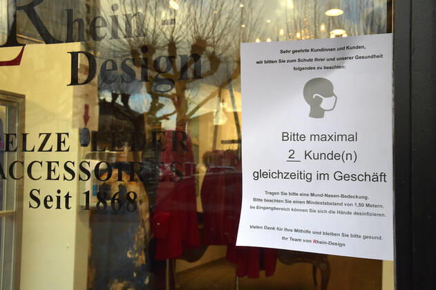 Die Geschäfte sind seit Donnerstag (11.03.2021) wieder geöffnet. Das erste Mal im zweiten Lockdown in der Corona-Pandemie. Hier die volle Saarlouiser Innenstadt. Die Parkplätze sind voll, die Kunden sind in Shoppinglaune.