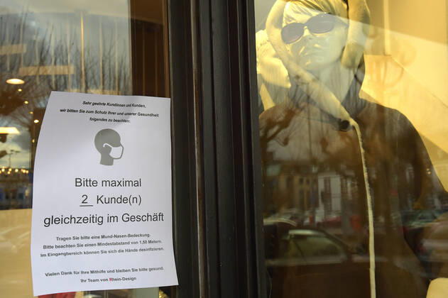 Die Geschäfte sind seit Donnerstag (11.03.2021) wieder geöffnet. Das erste Mal im zweiten Lockdown in der Corona-Pandemie. Hier die volle Saarlouiser Innenstadt. Die Parkplätze sind voll, die Kunden sind in Shoppinglaune.