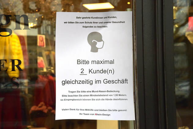 Die Geschäfte sind seit Donnerstag (11.03.2021) wieder geöffnet. Das erste Mal im zweiten Lockdown in der Corona-Pandemie. Hier die volle Saarlouiser Innenstadt. Die Parkplätze sind voll, die Kunden sind in Shoppinglaune.