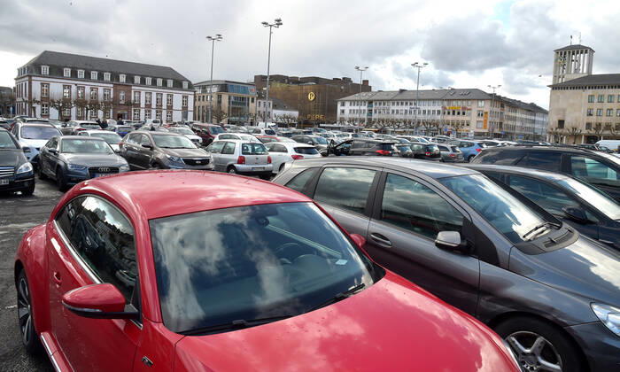 Die Geschäfte sind seit Donnerstag (11.03.2021) wieder geöffnet. Das erste Mal im zweiten Lockdown in der Corona-Pandemie. Hier die volle Saarlouiser Innenstadt. Die Parkplätze sind voll, die Kunden sind in Shoppinglaune. Im Bild: Nur noch wenige freue Parkplätze auf dem Großen Markt.