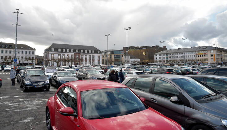 Die Geschäfte sind seit Donnerstag (11.03.2021) wieder geöffnet. Das erste Mal im zweiten Lockdown in der Corona-Pandemie. Hier die volle Saarlouiser Innenstadt. Die Parkplätze sind voll, die Kunden sind in Shoppinglaune. Im Bild: Nur noch wenige freue Parkplätze auf dem Großen Markt.