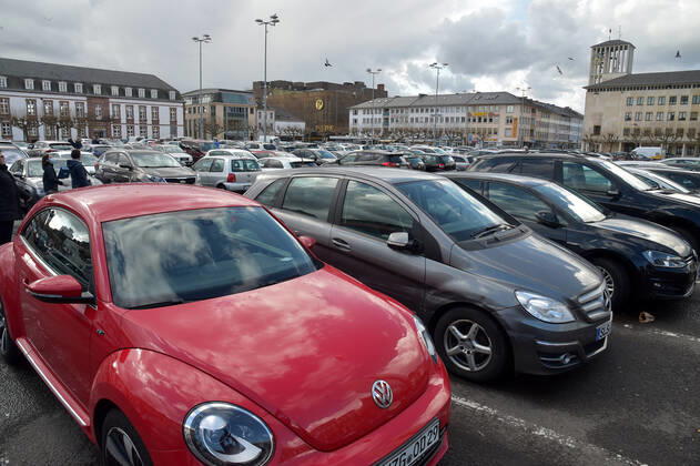 Die Geschäfte sind seit Donnerstag (11.03.2021) wieder geöffnet. Das erste Mal im zweiten Lockdown in der Corona-Pandemie. Hier die volle Saarlouiser Innenstadt. Die Parkplätze sind voll, die Kunden sind in Shoppinglaune. Im Bild: Nur noch wenige freue Parkplätze auf dem Großen Markt.
