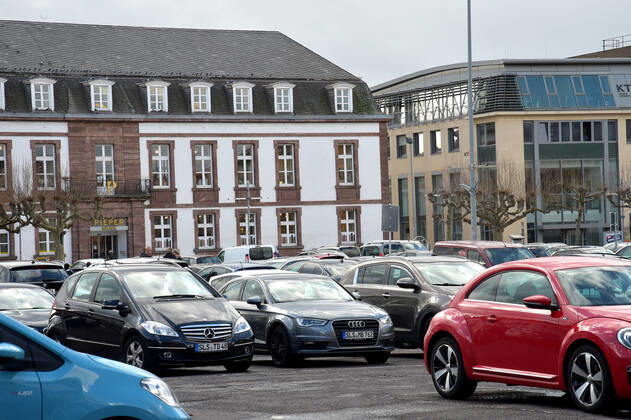 Die Geschäfte sind seit Donnerstag (11.03.2021) wieder geöffnet. Das erste Mal im zweiten Lockdown in der Corona-Pandemie. Hier die volle Saarlouiser Innenstadt. Die Parkplätze sind voll, die Kunden sind in Shoppinglaune. Im Bild: Nur noch wenige freue Parkplätze auf dem Großen Markt.