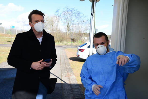 Auf dem Gelände des Bergwerks Saar in Ensdorf eröffnet am Donnerstag (11.3.2021) ein Corona Schnelltestzentreum des Landes. Die Tests werden kostenlos vorgenommen und von der Landesregierung bezahlt. Einzige Bedingung ist eine Voranmeldung. Hier wird Ministerpräsident Tobias Hans getestet.