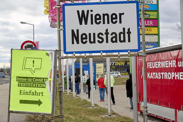 - Wiener Neustadt (NÖ) - 12.03.2021 - Coronaviruskrise - Wr. Neustadt rüstet weiter auf um bis zu 15.000 Conatests täglich zu ermöglichen. Das ist notwendig weil ab morgen Samstag 13.03.21 jeder der die Stadt verlassen will einen negativen Coronatest vorzeigen muss der maximal 72 Stunden alt sein darf bei PCR-Tests und 48 Stunden bei Antigen-Schnelltests. Die Polizei kündigte Kontrollen an und wird dabei vom Bundeheer unterstützt werden. Die Massnahmen wurden beschlossen nachdem die 7-Tages-Inzidenz in der 45.000 Einwohner-Stadt über 530 liegt. Aufgrund der fehlenden Testkapazitäten wurden die Kontrollen verschoben. PHOTO: In einem Container in einem Gewerbegebiet stehen einige Menschen an um sich testen zu lassen. Wiener Neustadt 
