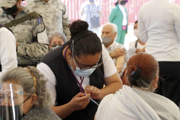 MEXICO CITY, MEXICO - MARCH 11: A health worker applies a dose to an elderly during mass vaccine of the Pfizer BioNTech Covid19 vaccine to adults over 60 years of age, in the Third Stage of Vaccination. On March 11, 2021 in in Mexico City, Mexico.. Credit: Luis Barron Eyepix Group The Photo Access Increased COVID Vaccination for Elderly in Mexico  Copyright: xLuisxBarronx