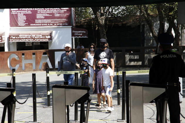 Chapultepec Zoo Resume Activities MEXICO CITY, MEXICO - MARCH 11: Tourists arrive at The Zoo of Chapultepec taking safety protocols during the reopening with the orange epidemiological traffic light, The Zoo receives its visitors applying sanitary measures in their accesses and a control of the entry of people to know the diverse animals that reside in the place. On March 11, 2021 in Mexico City, Mexico Copyright: xLuisxBarronx EYEPIXGROUP_LB_11032021_4850