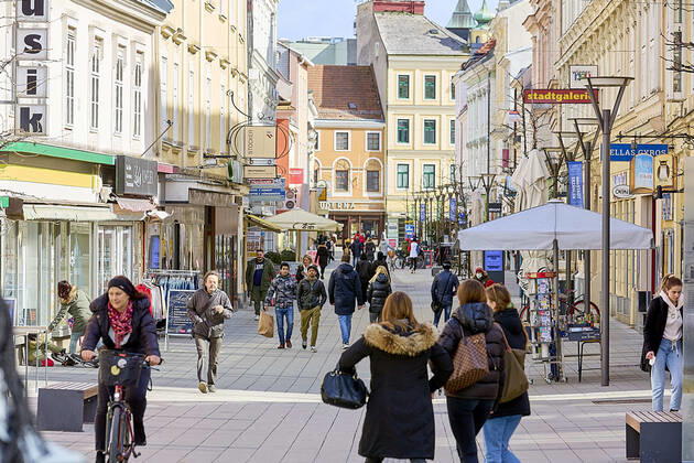 - Wiener Neustadt (NÖ) - 12.03.2021 - Coronaviruskrise - Wr. Neustadt rüstet weiter auf um bis zu 15.000 Conatests täglich zu ermöglichen. Das ist notwendig weil ab morgen Samstag 13.03.21 jeder der die Stadt verlassen will einen negativen Coronatest vorzeigen muss der maximal 72 Stunden alt sein darf bei PCR-Tests und 48 Stunden bei Antigen-Schnelltests. Die Polizei kündigte Ausreisekontrollen an und wird dabei vom Bundeheer unterstützt werden. Die Massnahmen wurden beschlossen nachdem die 7-Tages-Inzidenz in der 45.000 Einwohner-Stadt über 530 liegt. Aufgrund der fehlenden Testkapazitäten wurden die Kontrollen verschoben. PHOTO: Die Herzog-Leopold-Straße mit Passanten. Wiener Neustadt (Lower Austria) - Coronavirus crisis - Wr. Ne 