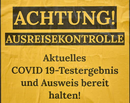 - Wiener Neustadt (NÖ) - 12.03.2021 - Coronaviruskrise - Wr. Neustadt rüstet weiter auf um bis zu 15.000 Conatests täglich zu ermöglichen. Das ist notwendig weil ab morgen Samstag 13.03.21 jeder der die Stadt verlassen will einen negativen Coronatest vorzeigen muss der maximal 72 Stunden alt sein darf bei PCR-Tests und 48 Stunden bei Antigen-Schnelltests. Die Polizei kündigte Ausreisekontrollen an und wird dabei vom Bundeheer unterstützt werden. Die Massnahmen wurden beschlossen nachdem die 7-Tages-Inzidenz in der 45.000 Einwohner-Stadt über 530 liegt. Aufgrund der fehlenden Testkapazitäten wurden die Kontrollen verschoben. PHOTO: Auch am Hauptbahnhof gibt es einen Container für Tests und mit Plakaten wird auf die notwendigen Ausreiset 