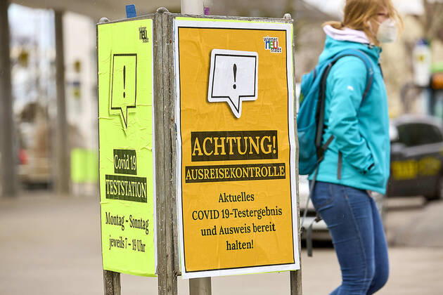- Wiener Neustadt (NÖ) - 12.03.2021 - Coronaviruskrise - Wr. Neustadt rüstet weiter auf um bis zu 15.000 Conatests täglich zu ermöglichen. Das ist notwendig weil ab morgen Samstag 13.03.21 jeder der die Stadt verlassen will einen negativen Coronatest vorzeigen muss der maximal 72 Stunden alt sein darf bei PCR-Tests und 48 Stunden bei Antigen-Schnelltests. Die Polizei kündigte Ausreisekontrollen an und wird dabei vom Bundeheer unterstützt werden. Die Massnahmen wurden beschlossen nachdem die 7-Tages-Inzidenz in der 45.000 Einwohner-Stadt über 530 liegt. Aufgrund der fehlenden Testkapazitäten wurden die Kontrollen verschoben. PHOTO: Auch am Hauptbahnhof gibt es einen Container für Tests und mit Plakaten wird auf die notwendigen Ausreiset 