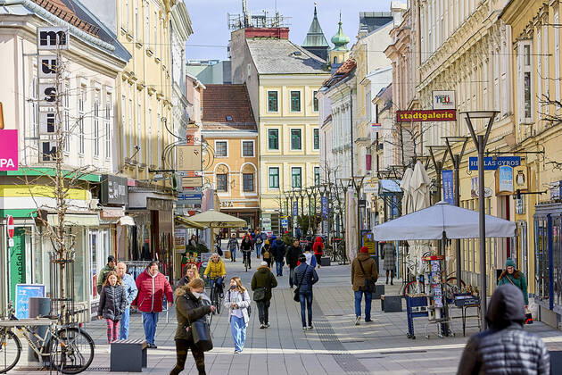 - Wiener Neustadt (NÖ) - 12.03.2021 - Coronaviruskrise - Wr. Neustadt rüstet weiter auf um bis zu 15.000 Conatests täglich zu ermöglichen. Das ist notwendig weil ab morgen Samstag 13.03.21 jeder der die Stadt verlassen will einen negativen Coronatest vorzeigen muss der maximal 72 Stunden alt sein darf bei PCR-Tests und 48 Stunden bei Antigen-Schnelltests. Die Polizei kündigte Ausreisekontrollen an und wird dabei vom Bundeheer unterstützt werden. Die Massnahmen wurden beschlossen nachdem die 7-Tages-Inzidenz in der 45.000 Einwohner-Stadt über 530 liegt. Aufgrund der fehlenden Testkapazitäten wurden die Kontrollen verschoben. PHOTO: Die Herzog-Leopold-Straße mit Passanten. Wiener Neustadt (Lower Austria) - Coronavirus crisis - Wr. Ne 