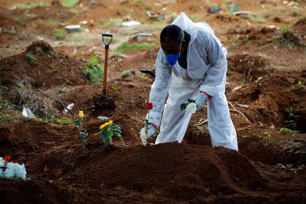 Coronavirus in Brasilien, Gräber werden auf Friedhof in Sao Paulo ausgehoben Sao Paulo (Brazil), 12 03 2021.- Workers carry out the burial of a covid-19 victim at the Vila Formosa Cemetery, in Sao Paulo, Brazil, 11 March 2021 (issued 12 March). Brazil completes this Friday a year since the first death from covid-19, with public hospitals at a very critical point and cemeteries with gravediggers at the limit of their strength in the middle of the second wave. Against the global trend of stabilization, Brazil presents the worst scenario since the beginning of the pandemic and is currently the place on the planet that registers the most cases and deaths from coronavirus daily, above the United States. The last two days it has exceeded the 2,000 daily death mark. Burials without truce and full ucis: Brazil, to the li Copyright: xFERNANDOxBIZERRAx AME1588 20210312-637511600560380788