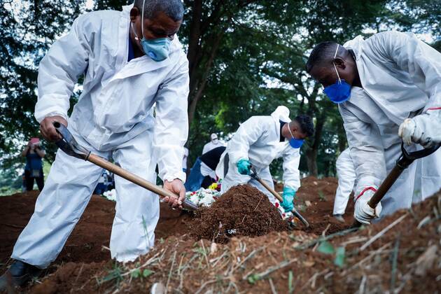 Coronavirus in Brasilien, Gräber werden auf Friedhof in Sao Paulo ausgehoben Sao Paulo (Brazil), 12 03 2021.- Workers carry out the burial of a covid-19 victim at the Vila Formosa Cemetery, in Sao Paulo, Brazil, 11 March 2021 (issued 12 March). Brazil completes this Friday a year since the first death from covid-19, with public hospitals at a very critical point and cemeteries with gravediggers at the limit of their strength in the middle of the second wave. Against the global trend of stabilization, Brazil presents the worst scenario since the beginning of the pandemic and is currently the place on the planet that registers the most cases and deaths from coronavirus daily, above the United States. The last two days it has exceeded the 2,000 daily death mark. Burials without truce and full ucis: Brazil, to the li Copyright: xFERNANDOxBIZERRAx AME1578 20210312-637511601218354240