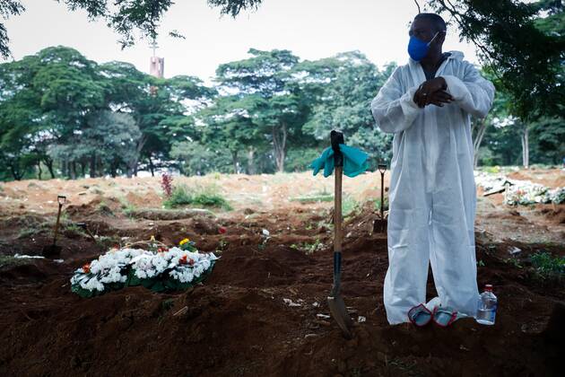 Coronavirus in Brasilien, Gräber werden auf Friedhof in Sao Paulo ausgehoben Sao Paulo (Brazil), 12 03 2021.- Workers carry out the burial of a covid-19 victim at the Vila Formosa Cemetery, in Sao Paulo, Brazil, 11 March 2021 (issued 12 March). Brazil completes this Friday a year since the first death from covid-19, with public hospitals at a very critical point and cemeteries with gravediggers at the limit of their strength in the middle of the second wave. Against the global trend of stabilization, Brazil presents the worst scenario since the beginning of the pandemic and is currently the place on the planet that registers the most cases and deaths from coronavirus daily, above the United States. The last two days it has exceeded the 2,000 daily death mark. Burials without truce and full ucis: Brazil, to the li Copyright: xFERNANDOxBIZERRAx AME1581 20210312-637511601239135890