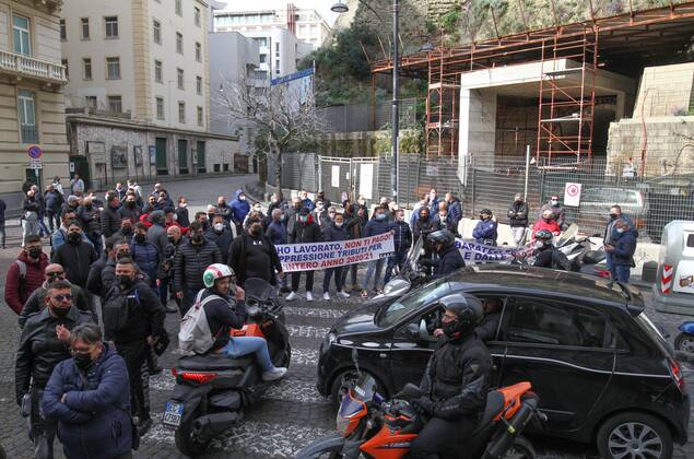 Coronavirus in Italien, Protest gegen Corona-Maßnahmen in Neapel Covid, in Naples - protest in via Santa Lucia of street markets against the closure of markets for the red zone. resulting in blocking of traffic on the waterfront Editorial Usage Only  Copyright: xnapolipressx xIPAx