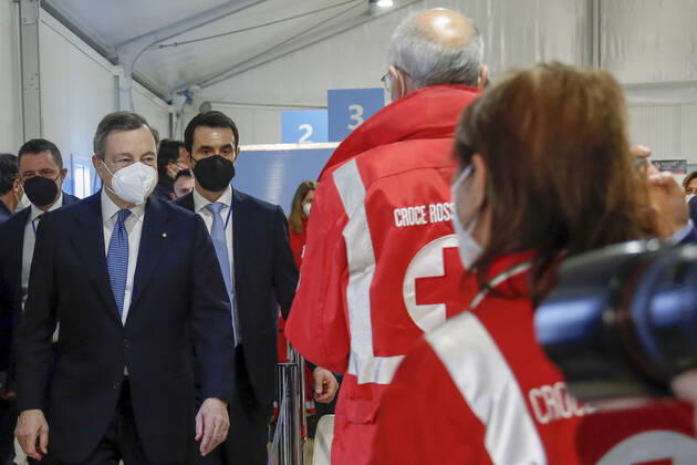 The Prime Minister visits the anti covid - 19 vaccine center in Fiumicino in the photo Mario Draghi Editorial Usage Only  Copyright: xSTEFANOxCAROFEIx xPOOLxZUCCHIx xIPAx