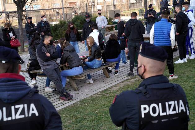 Milan, Last days of a dark or reinforced orange zone, before passing to the red zone for Covid infections in the Lombardy region, in the photo Police checks the Bam library of trees park Editorial Usage Only  Copyright: xDuilioxPiaggesix xIPAx