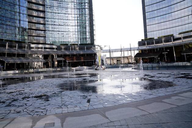 Milan, Last days of a dark or reinforced orange zone, before passing to the red zone for Covid infections in the Lombardy region, in the photo Piazza Gae Aulenti Editorial Usage Only  Copyright: xDuilioxPiaggesix xIPAx