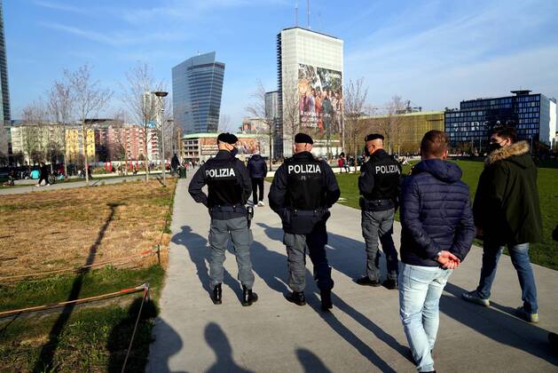 Milan, Last days of a dark or reinforced orange zone, before passing to the red zone for Covid infections in the Lombardy region, in the photo Police checks the Bam library of trees park Editorial Usage Only  Copyright: xDuilioxPiaggesix xIPAx