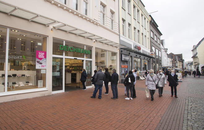Die Moerser Innenstadt in Corona-Zeiten Blick in die Moerser Fussgängerzone in Corona-Zeiten. Es bilden sich Käufer-Schlangen vor dem Schuhgeschäft Deichmann. Moers Deutschland Nordrhein-Westfalen