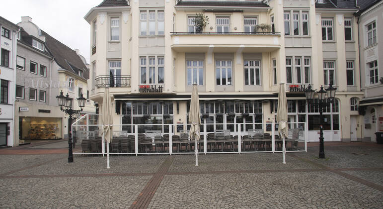Die Moerser Innenstadt in Corona-Zeiten Blick in die Moerser Fussgängerzone in Corona-Zeiten. Das Cafe Extrablatt am Altmarkt bleibt noch geschlossen. Moers Deutschland Nordrhein-Westfalen