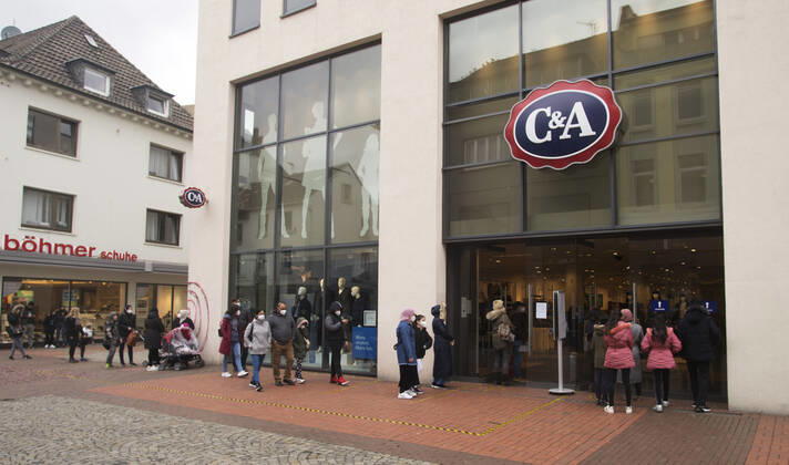 Die Moerser Innenstadt in Corona-Zeiten Blick in die Moerser Fussgängerzone in Corona-Zeiten. Es bilden sich Käufer-Schlangen vor dem Textilkaufhaus C&A. Moers Deutschland Nordrhein-Westfalen