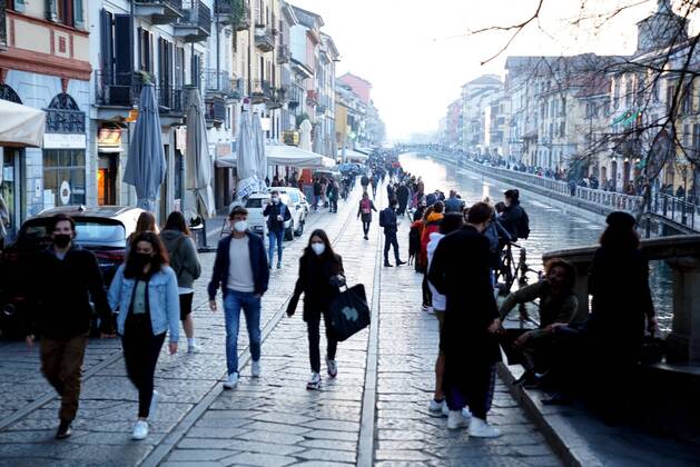 Milan, Last days for the takeaway aperitif to be in the dark or reinforced orange zone, before moving to the red zone for Covid infections in the Lombardy region, in the photo people on the Naviglio Grande and Darsena Editorial Usage Only  Copyright: xDuilioxPiaggesix xIPAx