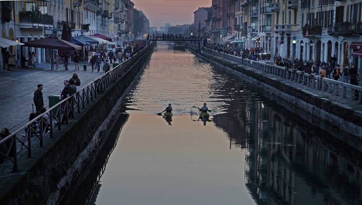 Milan, Last days for the takeaway aperitif to be in the dark or reinforced orange zone, before moving to the red zone for Covid infections in the Lombardy region, in the photo people on the Naviglio Grande and Darsena Editorial Usage Only  Copyright: xDuilioxPiaggesix xIPAx