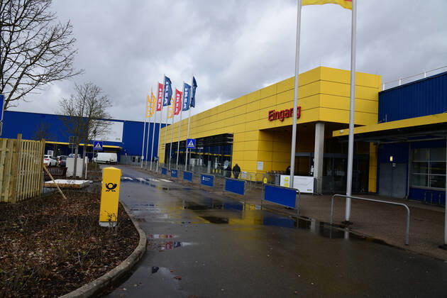 Kein Andrang: bei IKEA in Saarlouis ist das Einrichtungshaus am Freitag (12.3.2021) geöffnet, aber keine Schlange vor dem Eingang.