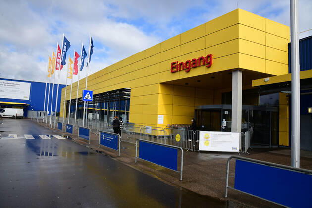 Kein Andrang: bei IKEA in Saarlouis ist das Einrichtungshaus am Freitag (12.3.2021) geöffnet, aber keine Schlange vor dem Eingang.