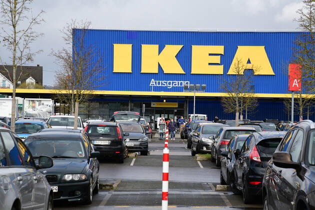 Kein Andrang: bei IKEA in Saarlouis ist das Einrichtungshaus am Freitag (12.3.2021) geöffnet, aber keine Schlange vor dem Eingang.