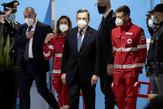 (210313) -- ROME, March 13, 2021 () -- Italian Prime Minister Mario Draghi visits the mass COVID-19 vaccination hub at Fiumicino Airport in Italy, on March 12, 2021. Speaking at a COVID-19 hub at the Fiumicino international airport in the Italian capital on Friday, Prime Minister Mario Draghi pledged to accelerate the national vaccination campaign, which has reached some 6.3 million people so far, according to government s figures. (Pool via ) ITALY-ROME-PM-COVID-19 VACCINATION HUB-VISIT Xinhua 