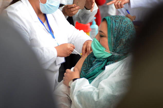 The vaccination campaign in Tunisia officially started this Saturday, March 13. According to the Ministry of Health in a statement published on its official page. The same department said that this campaign aims to vaccinate 50% of the population, prioritizing health staff and people registered on the EVAX digital platform first. According to the same source, 25 regional centers devoted to vaccination have been set up by the ministry in question.At the vaccination center of the El Menzah dome in Tunis, the first person to receive the vaccine is a nurse from the service. intensive care unit at Abderrahmane Mami hospital.photo: Yassine Mahjoub. Covid-19: Start of the vaccination campaign in Tunis. 