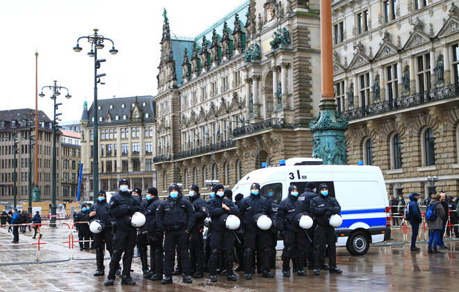 Einsatzkräfte der Polizei stehen vor dem Hamburger Rathaus. Die Polizeikräfte bereiten sich auf eine Demonstration von Kritikern der Corona-Politik der Bundesregierung vor, die auf dem Rathausplatz stattfinden wird. Innenstadt Hamburg