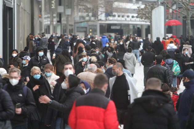 Nach der Lockerung der Schutzmaßnahmen und Wiedereröffnung der Geschäfte sieht die Einkaufsstraße und Fußgängerzone Zeil in der Innenstadt Frankfurt wieder so wie vor der Coronakrise aus: mit großem Andrang von Personen, die oftmals nicht den gebotenen Mindestabstand zueinander einhalten, Hessen, Deutschland
