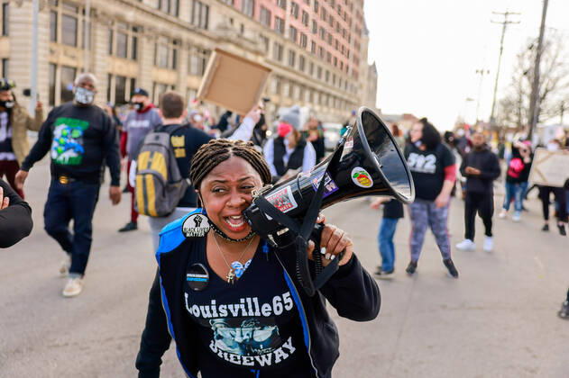Bilder des Jahres 2021, News 03 März News Themen der Woche KW10 News Bilder des Tages March 13, 2021, Louisville, Kentucky, United States: A protester speaks on a megaphone during a memorial march from Jefferson Square Park to mark the one year anniversary since the Louisville Metro Police Department shot and killed Breonna Taylor at her home in Louisville. The protesters call the park, Injustice Square Park. Louisville United States - ZUMAs197 20210313_zaa_s197_233 Copyright: xJeremyxHoganx