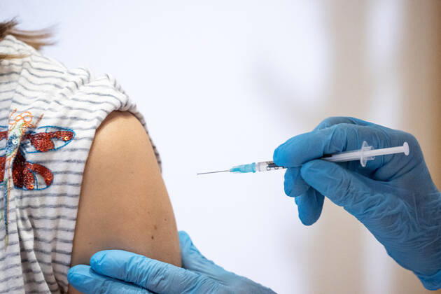Schwaz 11.03.2021, Schwaz, AUT, Coronavirus in Österreich, Beginn Impfaktion Bezirk Schwaz, ab heute stehen 100.000 zusätzliche Impfdosen des Impfstoffs von BioNTech Pfizer zur Bekämpfung der Coronavirus-Pandemie zur Verfügung, im Bild Impfung Vaccination during the start of the vaccination campaign in the Schwaz district. Starting today, 100,000 additional doses of BioNTech Pfizer s vaccine are available to fight the coronavirus pandemic. Schwaz, Austria on 2021 03 11.