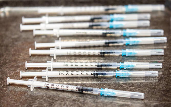 Schwaz 11.03.2021, Schwaz, AUT, Coronavirus in Österreich, Beginn Impfaktion Bezirk Schwaz, ab heute stehen 100.000 zusätzliche Impfdosen des Impfstoffs von BioNTech Pfizer zur Bekämpfung der Coronavirus-Pandemie zur Verfügung, im Bild mehrere Einwegspritzen gefüllt mit je einer Dosis Pfizer Biontech Impfstoff liegen auf einem Tablett several disposable syringes each filled with one dose of Pfizer Biontech vaccine are placed on a tray during the start of the vaccination campaign in the Schwaz district. Starting today, 100,000 additional doses of BioNTech Pfizer s vaccine are available to fight the coronavirus pandemic. Schwaz, Austria on 2021 03 11.