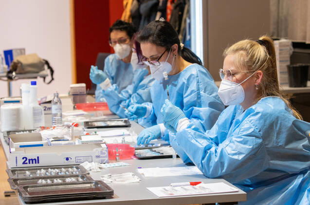 Schwaz 11.03.2021, Schwaz, AUT, Coronavirus in Österreich, Beginn Impfaktion Bezirk Schwaz, ab heute stehen 100.000 zusätzliche Impfdosen des Impfstoffs von BioNTech Pfizer zur Bekämpfung der Coronavirus-Pandemie zur Verfügung, im Bild Mitarbeiter beim abfüllen der Spritzen mit dem Impfstoff employees filling the syringes with the vaccine during the start of the vaccination campaign in the Schwaz district. Starting today, 100,000 additional doses of BioNTech Pfizer s vaccine are available to fight the coronavirus pandemic. Schwaz, Austria on 2021 03 11.